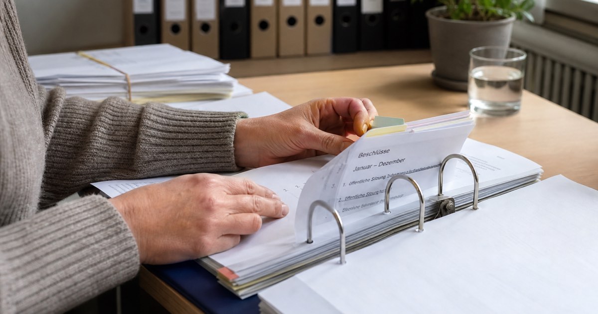 Verwalter führt die Beschlusssammlung einer WEG in einem beschrifteten Aktenordner